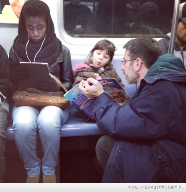 Fotka na wyginięciu:Ojciec czyta książkę dziecku w metrze –  