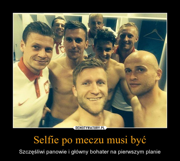 Selfie po meczu musi być – Szczęśliwi panowie i główny bohater na pierwszym planie 
