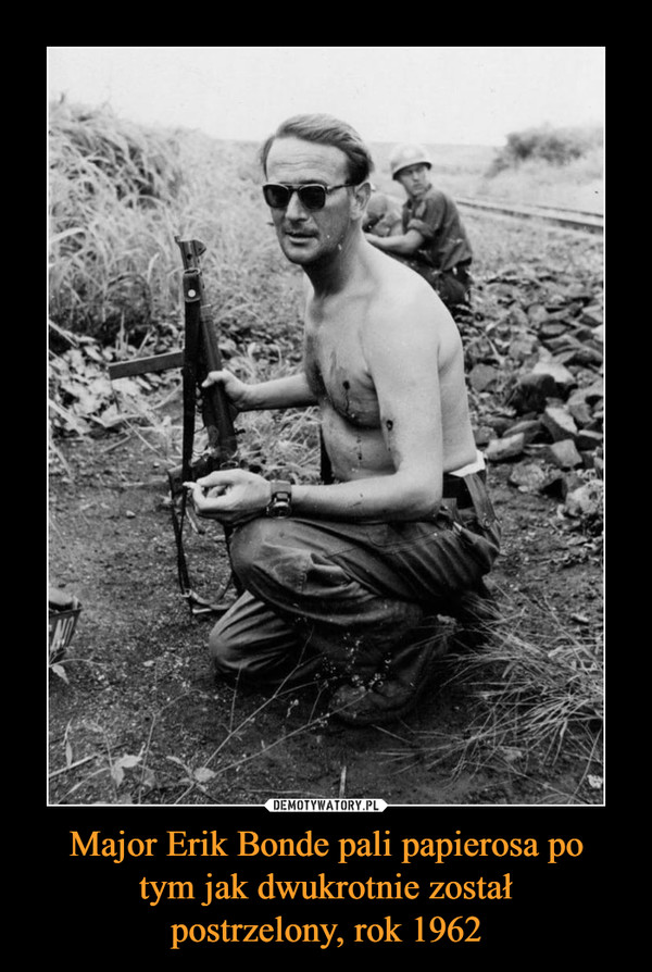 Major Erik Bonde pali papierosa po
 tym jak dwukrotnie został 
postrzelony, rok 1962