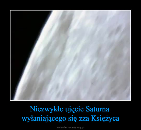 Niezwykłe ujęcie Saturna wyłaniającego się zza Księżyca –  