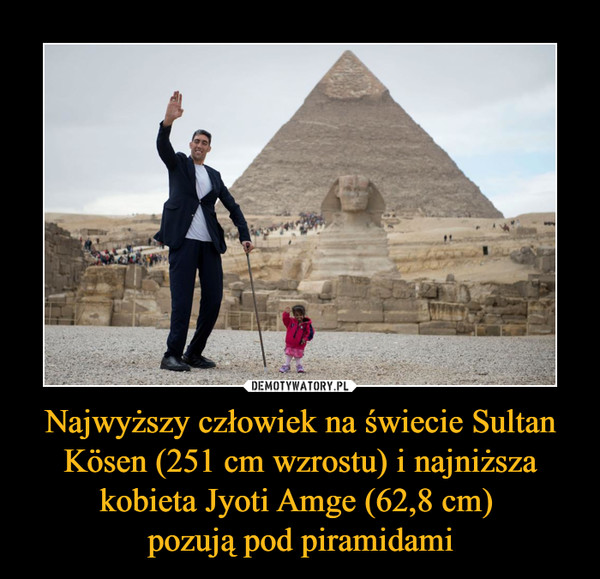 Najwyższy człowiek na świecie Sultan Kösen (251 cm wzrostu) i najniższa kobieta Jyoti Amge (62,8 cm) pozują pod piramidami –  