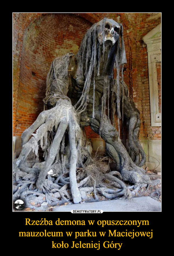 Rzeźba demona w opuszczonym mauzoleum w parku w Maciejowej koło Jeleniej Góry –  