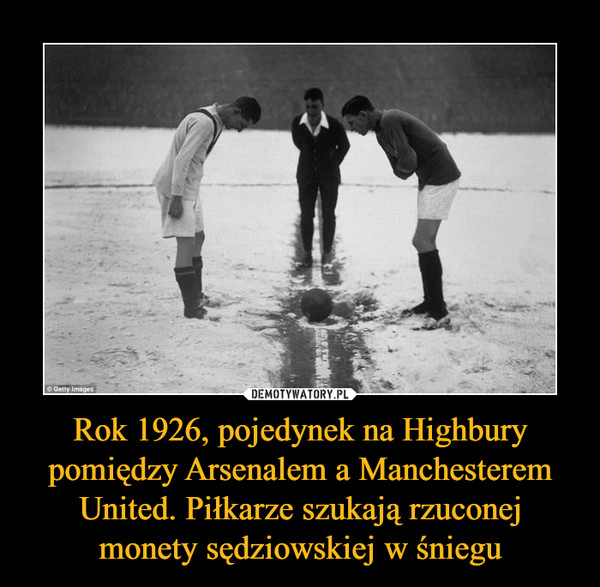 Rok 1926, pojedynek na Highbury pomiędzy Arsenalem a Manchesterem United. Piłkarze szukają rzuconej monety sędziowskiej w śniegu –  
