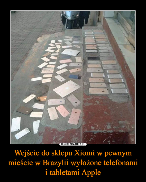 Wejście do sklepu Xiomi w pewnym mieście w Brazylii wyłożone telefonami i tabletami Apple