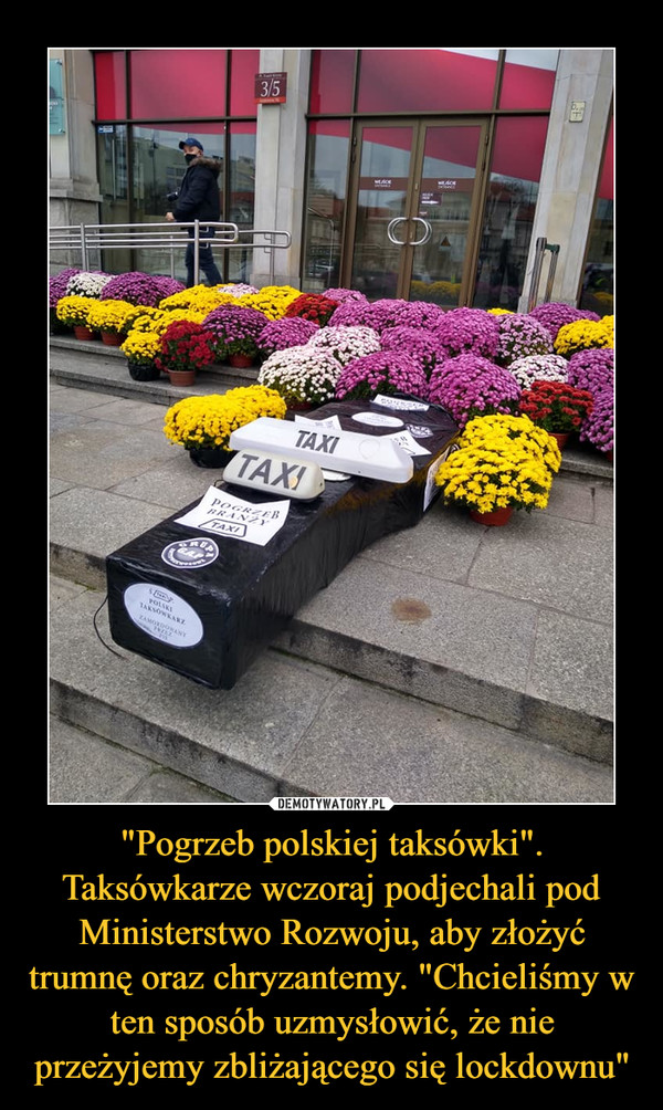 "Pogrzeb polskiej taksówki". Taksówkarze wczoraj podjechali pod Ministerstwo Rozwoju, aby złożyć trumnę oraz chryzantemy. "Chcieliśmy w ten sposób uzmysłowić, że nie przeżyjemy zbliżającego się lockdownu"