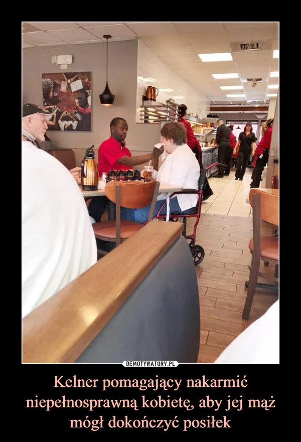 Kelner pomagający nakarmić niepełnosprawną kobietę, aby jej mąż mógł dokończyć posiłek –  
