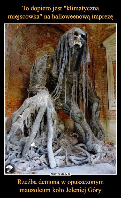 To dopiero jest "klimatyczna miejscówka" na halloweenową imprezę Rzeźba demona w opuszczonym mauzoleum koło Jeleniej Góry