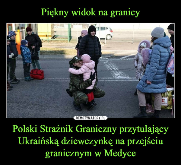 Polski Strażnik Graniczny przytulający Ukraińską dziewczynkę na przejściu granicznym w Medyce –  