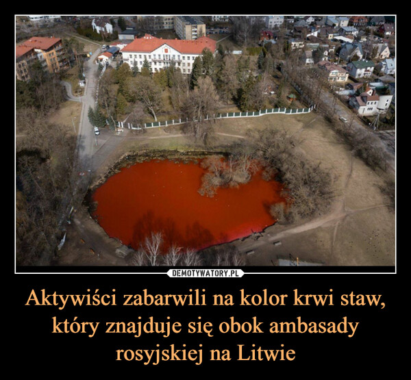Aktywiści zabarwili na kolor krwi staw, który znajduje się obok ambasady rosyjskiej na Litwie