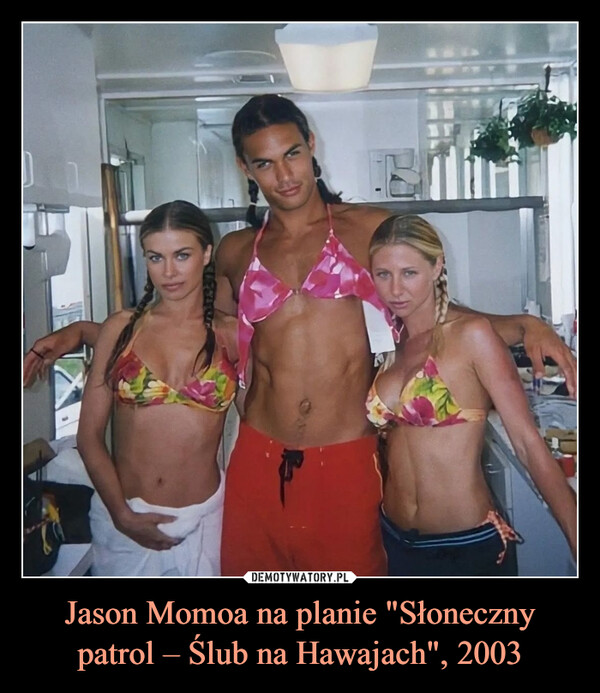 Jason Momoa na planie "Słoneczny patrol – Ślub na Hawajach", 2003