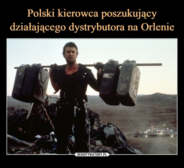  –  Polski kierowca poszukujący niepopsutegódystrybutora na Orlenie.[Koloryzowane)